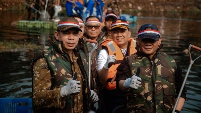 Sambut HUT ke-81 RI, Pangdam Jaya dan Kapolda Metro Jaya Pimpin Karya Bakti Bersihkan Sungai di Jakarta Utara